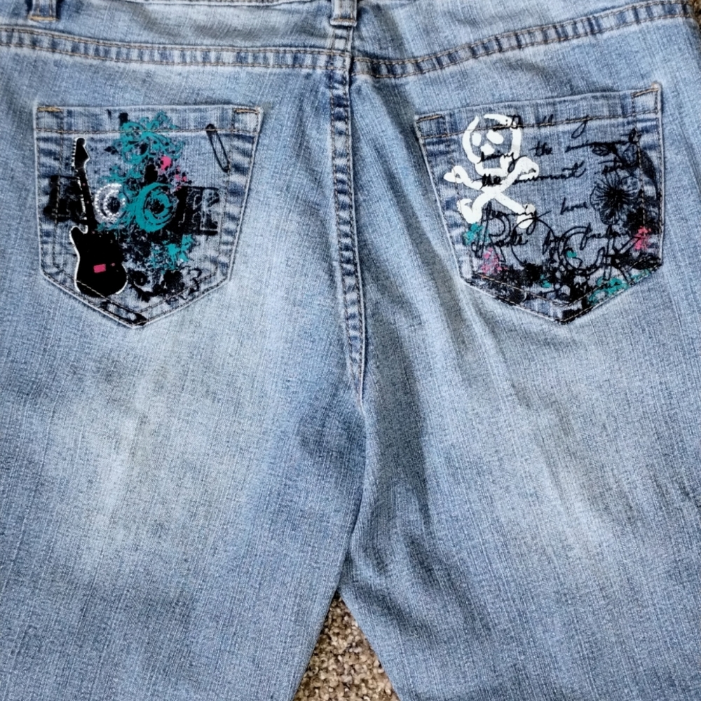 Distressed Graphic Jeans - Picture 5 of 6
